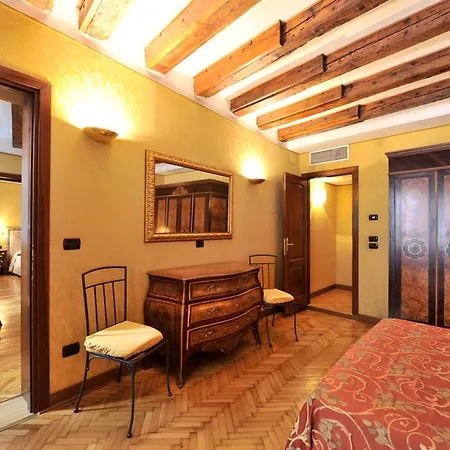 Caerano Di San Marco Sleeps 11 Air Con Apartment *