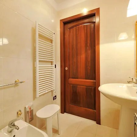 Caerano Di San Marco Sleeps 11 Air Con * Venice