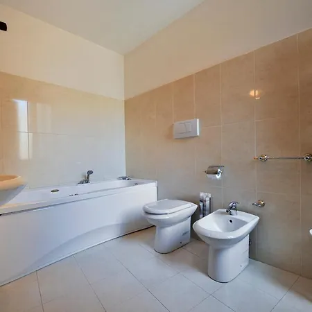 Apartment Caerano Di San Marco Sleeps 11 Air Con *