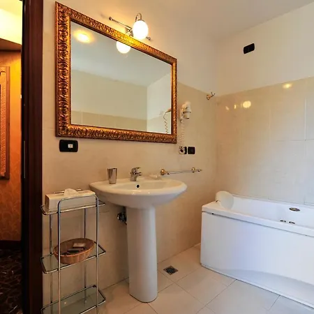 Caerano Di San Marco Sleeps 11 Air Con